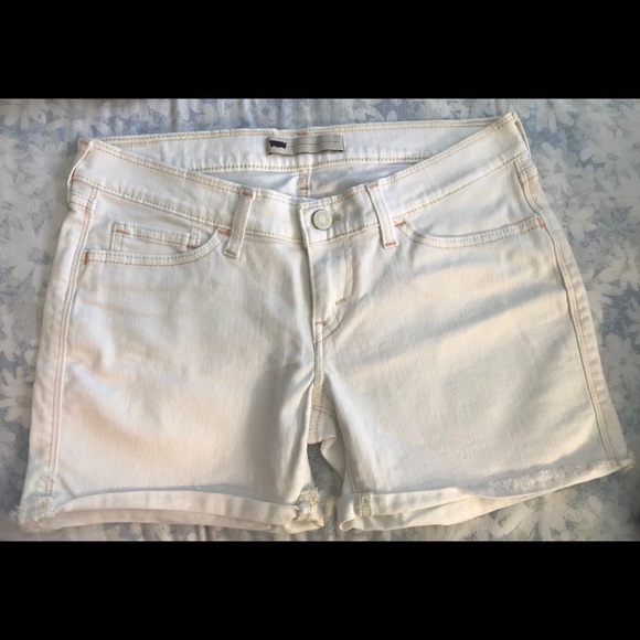 NWOT, size W28 pair of white Levi’s shorts. - Picture 1 of 8